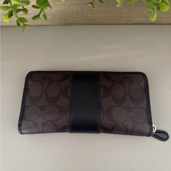 Coach Wallet - Picture 4 of 12